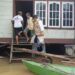 Tinjau Banjir di Kasang-Seberang, Gunakan Perahu Al Haris Antar Bantuan ke Rumah Warga