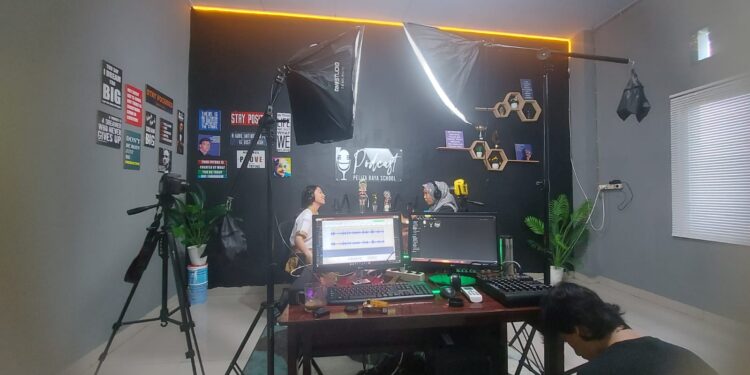 HUT Pelita Raya School ke 20 Resmikan Studio Photo dan Studio Podcast