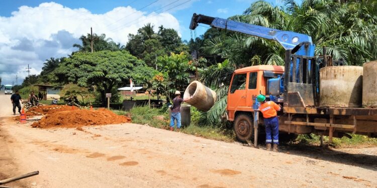 PTPN IV PalmCo Regional 3 Perbaiki Jalan Masyarakat Rusak Akibat Hujan Lebat