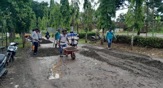 Peringatan Isra Mi’raj, PTPN IV Regional V Perbaiki Jalan Rusak Akses Menuju Wisata Religi di Kalimantan Selatan