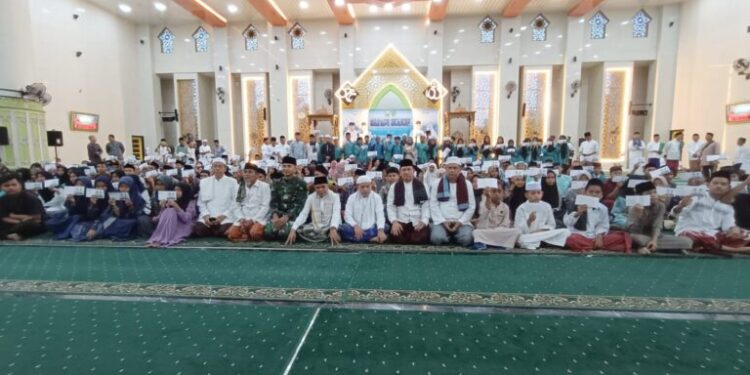 Safari Subuh di Tebo, Al Haris Ajak Generasi Muda Cinta Masjid dan Berikan Bantuan Pendidikan Siswa Kurang Mampu