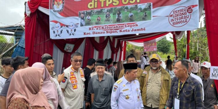 Usai Nyoblos, Gubernur Al Haris Pantau Situasi TPS Terdampak Banjir