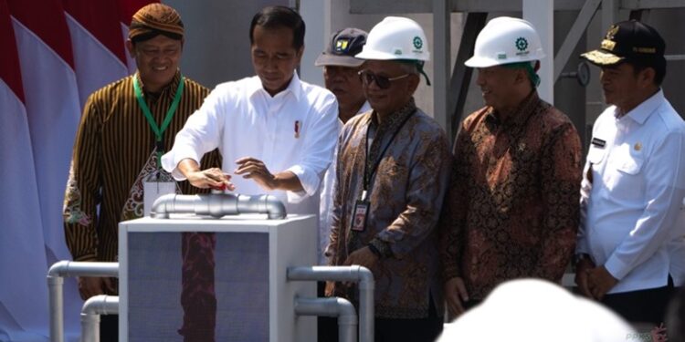 PRESIDEN RI MERESMIKAN PABRIK PERTAMA MINYAK MAKAN MERAH YANG MERUPAKAN HASIL INOVASI RISET DARI PT RPN-PPKS