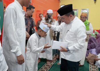 Isra’ Mi’raj di Masjid Cheng Hoo, Gubernur Al Haris Santuni Anak Yatim dan Dhuafa