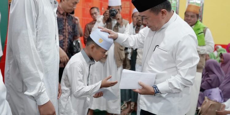 Isra’ Mi’raj di Masjid Cheng Hoo, Gubernur Al Haris Santuni Anak Yatim dan Dhuafa