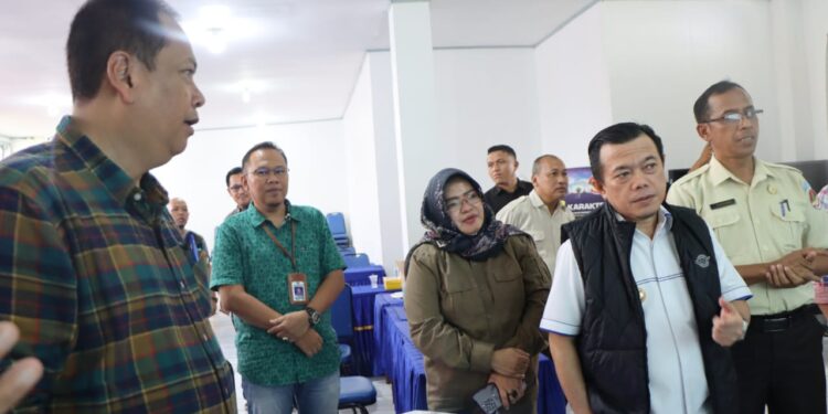 Gubernur Al Haris Didampingi Kadisdik Syamsurizal Pantau Langsung PPDB SMA Titian Teras