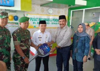 Gubernur Al Haris Serahkan Bantuan Ambulance ke RS DKT Kerinci