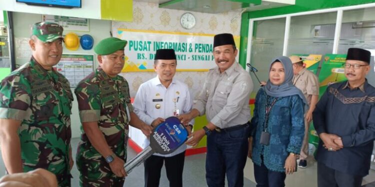 Gubernur Al Haris Serahkan Bantuan Ambulance ke RS DKT Kerinci