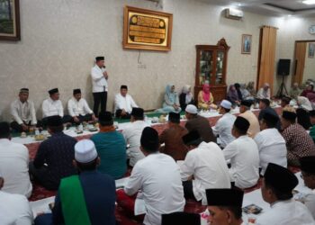 Gubernur Al Haris Serahkan Tali Asih Bagi PNS Purnabakti