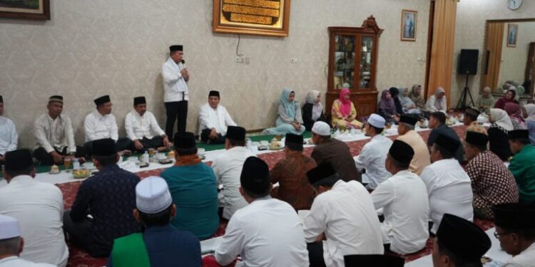Gubernur Al Haris Serahkan Tali Asih Bagi PNS Purnabakti