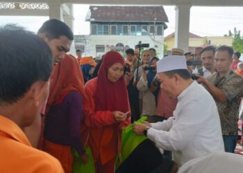 Al Haris Berikan Sembako kepada 1.238 Petugas Kebersihan Kota Jambi