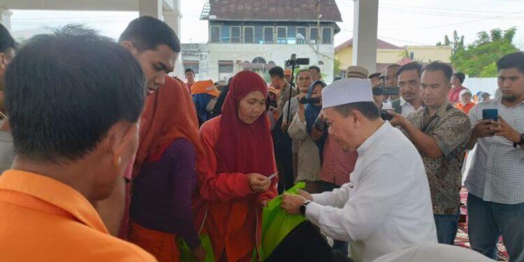 Al Haris Berikan Sembako kepada 1.238 Petugas Kebersihan Kota Jambi