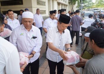 Ramadan Berbagi, Direksi SGN Bagi Takjil ke Pengguna Jalan Surabaya