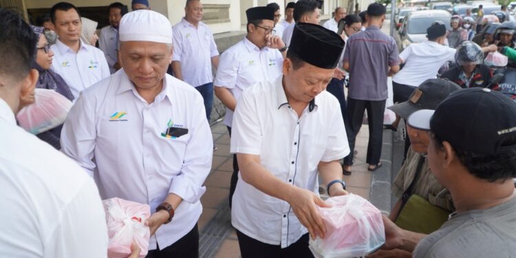Ramadan Berbagi, Direksi SGN Bagi Takjil ke Pengguna Jalan Surabaya