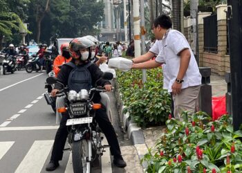 Ramadan Berbagi : SPBUN PT KPBN Kantor Pusat Jakarta Bagikan Makanan untuk Buka Puasa