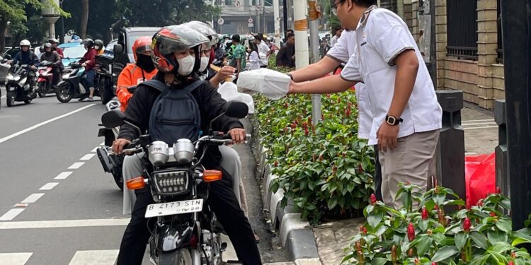 Ramadan Berbagi : SPBUN PT KPBN Kantor Pusat Jakarta Bagikan Makanan untuk Buka Puasa