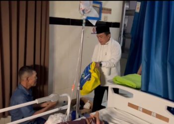Malam Takbiran, Al Haris Kunjungi dan Berikan Bingkisan pada Pasien dan Petugas Piket RSUD Raden Mattaher