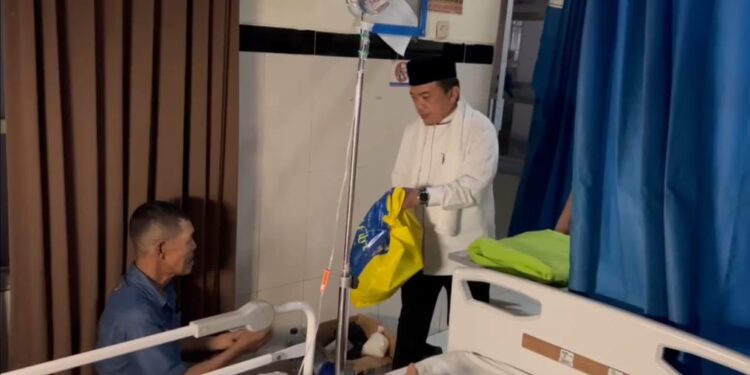 Malam Takbiran, Al Haris Kunjungi dan Berikan Bingkisan pada Pasien dan Petugas Piket RSUD Raden Mattaher