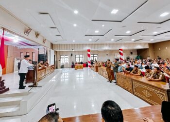 Gubernur Al Haris Berikan Tali Asih kepada Pensiunan ASN dan Petugas Kebersihan di Merangin