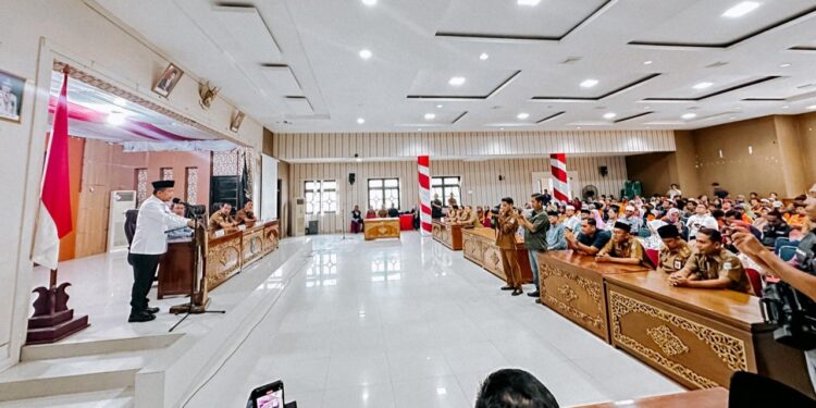 Gubernur Al Haris Berikan Tali Asih kepada Pensiunan ASN dan Petugas Kebersihan di Merangin