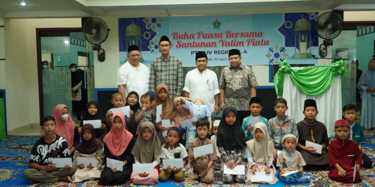 PTPN IV Regional 4 Sumbangi Anak Yatim di Masjid Munthada Sholihin Selama Bulan Ramadan 1445H