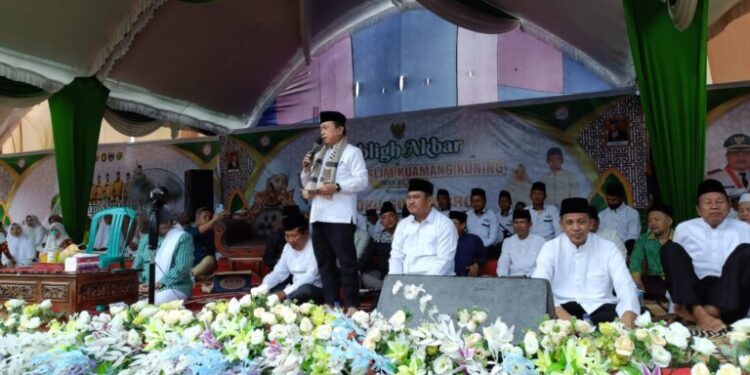 Gubernur Al Haris Hadir di Tengah Ribuan Warga Kuamang Kuning. Hadiahi 2 Jamaah IMKK Umroh Gratis