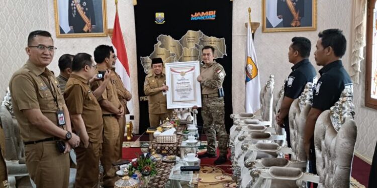 Gubernur Al Haris Terima Penghargaan dari Densus 88