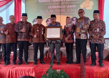 Gubernur Al Haris Serahkan Sertifikat Indikasi Geografis Nanas Tangkit Baru