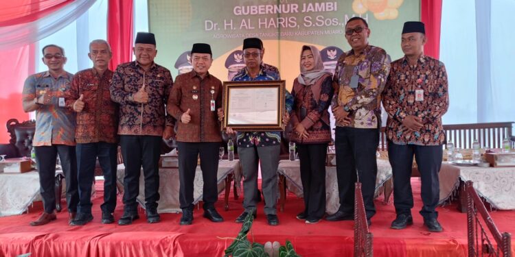 Gubernur Al Haris Serahkan Sertifikat Indikasi Geografis Nanas Tangkit Baru