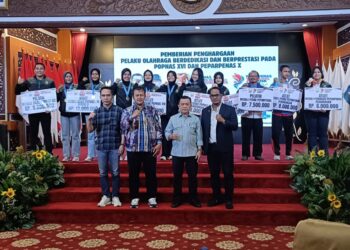 Gubernur Al Haris Serahkan Bonus Kontingen Popnas dan Peparpenas Jambi