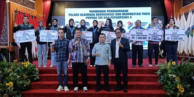 Gubernur Al Haris Serahkan Bonus Kontingen Popnas dan Peparpenas Jambi
