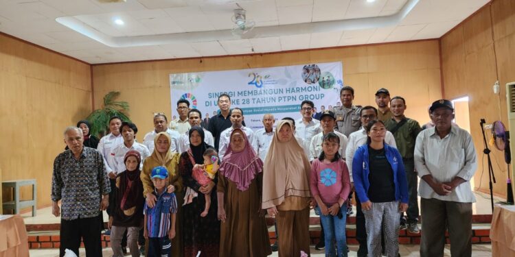 Bantu Kendalikan Inflasi, PTPN IV PalmCo Salurkan Ribuan Paket Sembako Gratis di Lima Regional