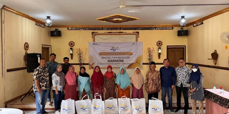 Sinergi Membangun Harmoni: Tim TJSL PTPN I Regional 3 Bagikan Paket Sembako
