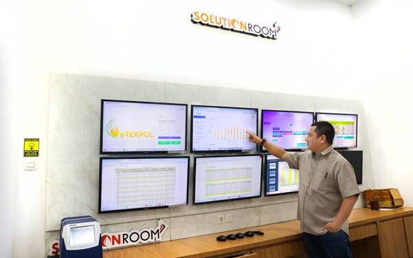 PTPN IV Regional III menargetkan mampu memproduksi 592.000 ton CPO pada tahun 2024. Target itu meningkat dibandingkan capaian tahun sebelumnya. Salah satu upaya pencapaian target adalah melalui pendekatan teknologi E-Tekpol yang mulai diaplikasikan belum lama ini.