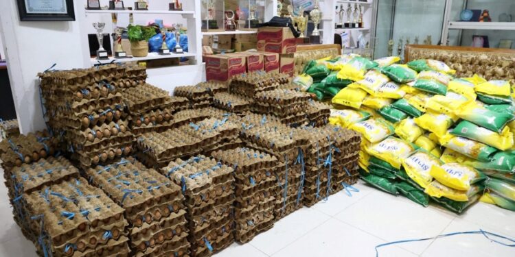 PTPN IV Regional III menyalurkan bantuan berupa 1.000 paket sembako kepada korban terdampak banjir bandang "galodo" di Kabupaten Tanah Datar, Sumatera Barat.