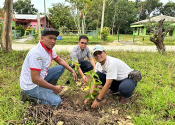 PTPN IV PalmCo Perluas Program Pelestarian Lingkungan Melalui Penyaluran Puluhan Ribu Bibit Pohon & Ikan