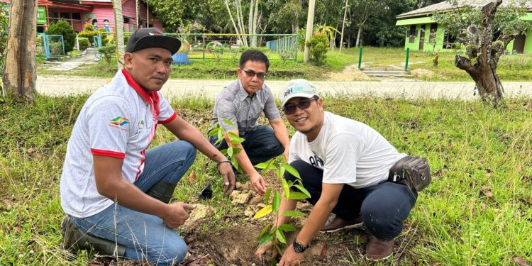 PTPN IV PalmCo Perluas Program Pelestarian Lingkungan Melalui Penyaluran Puluhan Ribu Bibit Pohon & Ikan