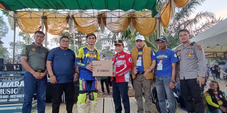 Al Haris Tutup Gubernur Cup 1 Super Grasstrack Cirkuit MPK Bangko