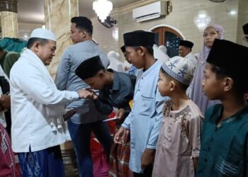 Safari Subuh di Masjid Baitul Mukhlisin Paal Merah, Al Haris Berikan Sembako dan Santuni Anak Yatim