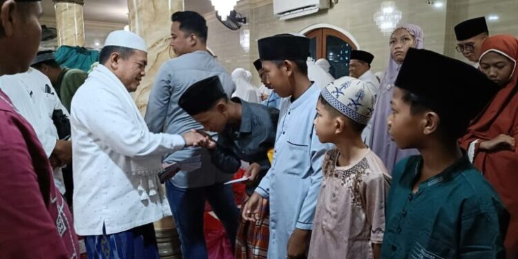 Safari Subuh di Masjid Baitul Mukhlisin Paal Merah, Al Haris Berikan Sembako dan Santuni Anak Yatim