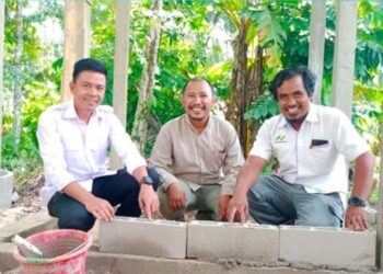 Desa Amboyo Inti Ngabang Terima Bantuan  Pendirian Fasilitas MCK Komunal 4 Pintu dari PTPN IV Regional V