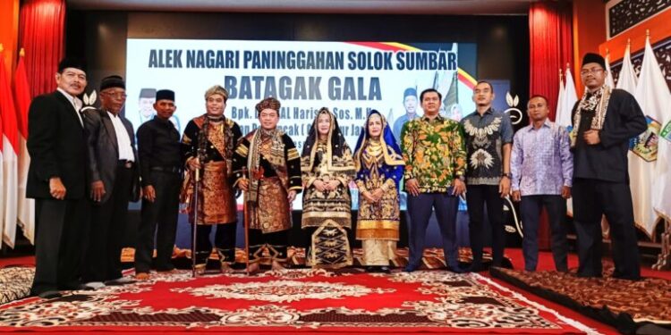 Gubenur Jambi Al Haris Beserta Istri Dianugerahi Gelar Adat Nagari Paninggahan Solok