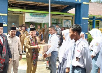 Al Haris Serahkan Dumisake Bantuan Pendidikan Kepada 553 Siswa SMK, SMA dan SLB di Sarolangun 