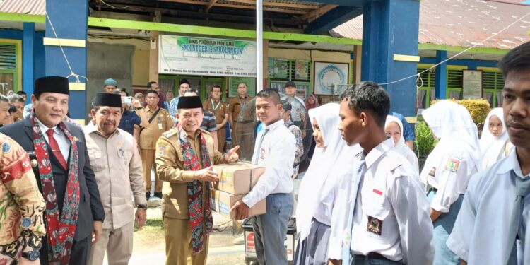 Al Haris Serahkan Dumisake Bantuan Pendidikan Kepada 553 Siswa SMK, SMA dan SLB di Sarolangun 