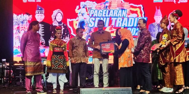 Teh Kayu Aro Ramaikan Pagelaran Seni Tradisi