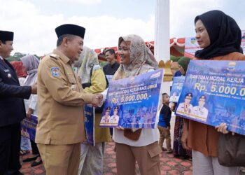 Al Haris Serahkan Bantuan Dumisake UMKM dan Kehutanan Senilai Rp 800 Juta di Sarolangun