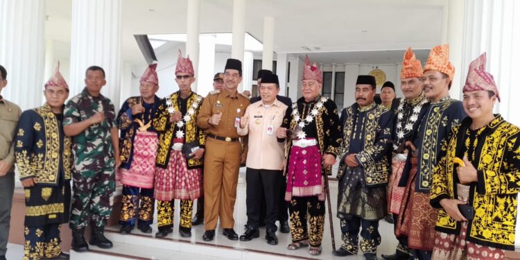 Pengukuhan Jabatan BPD dan Pemangku Adat Se-Muaro Jambi, Al Haris Harap Desa Angkat Hukum Adat