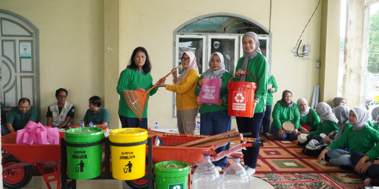 IIP BUMN dan IKBI PTPN IV Regional 4, Edukasi Pilah Sampah dan Pemasangan Biopori