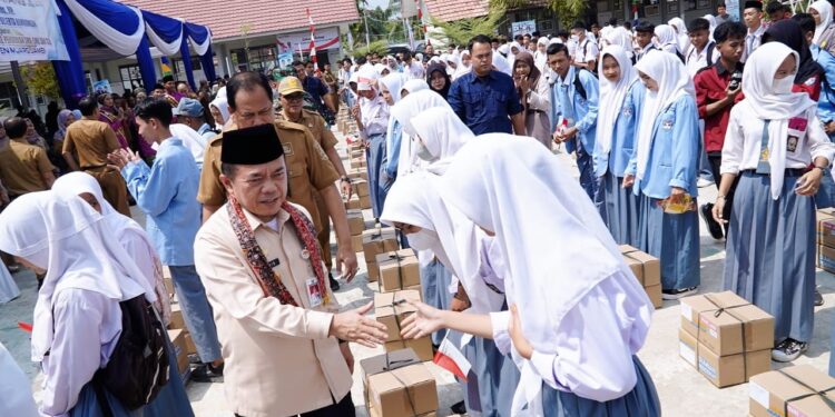 Diserahkan Gubernur Al Haris, 410 Siswa di Muaro Jambi Terima Dumisake Bantuan Pendidikan