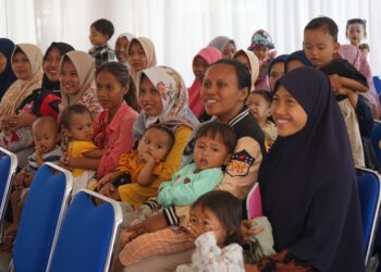 Ratusan Warga Jember Terima Bantuan Penanganan Stunting dari Program TJSL PTPN I Regional 4